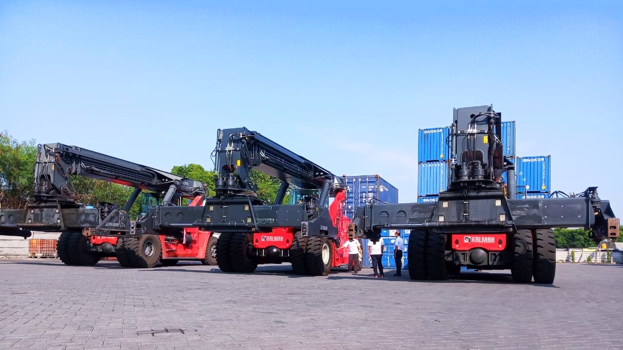 Penambahan Unit Reach Stacker Baru: Meningkatkan Efisiensi Operasional di PT. Karana Panorama Logistik